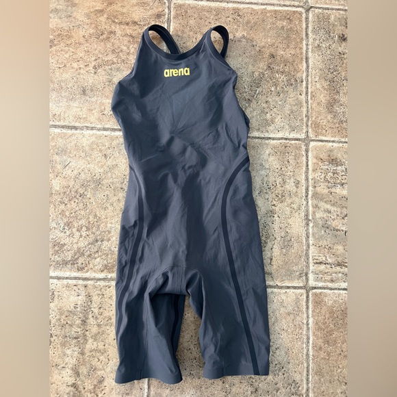 Arena Tech Suit - Picture 1 of 4